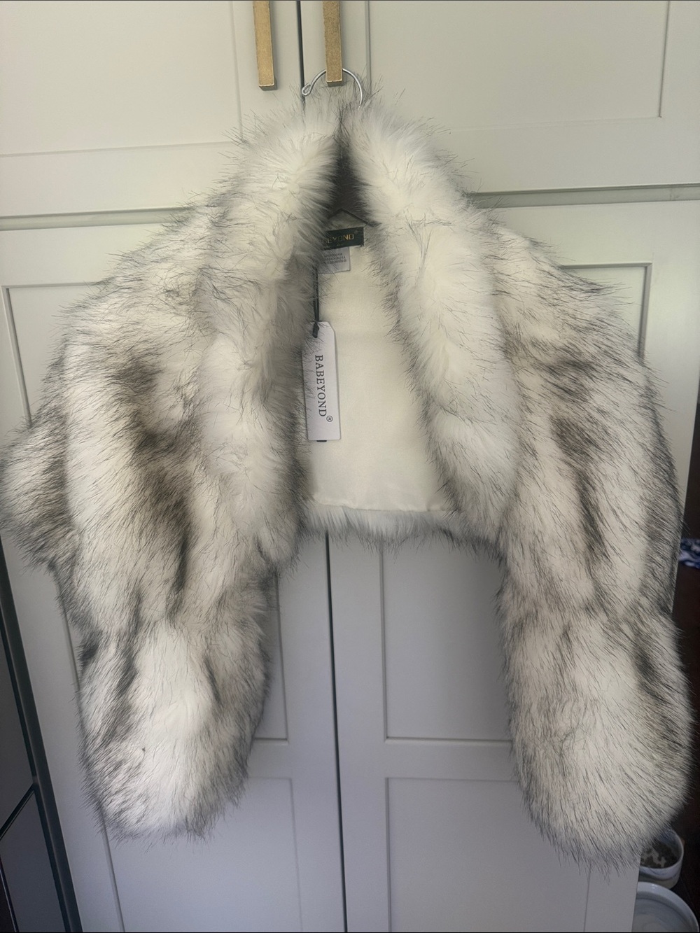 Faux Fur White Shrug Vest by BABEYOND - Picture 4 of 12